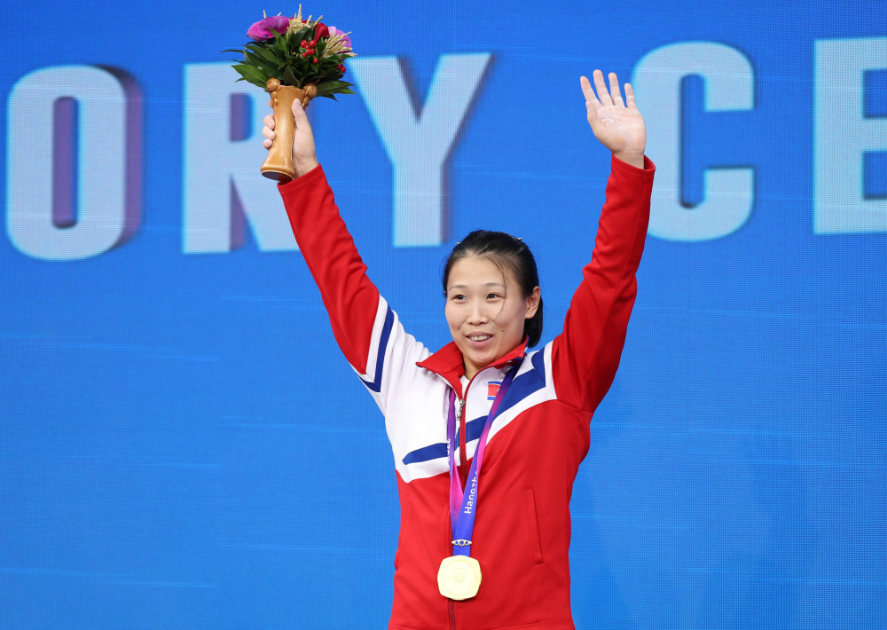 韩国女子举重运动员突破个人最高纪录 韩国女子举重运动员突破个人最高纪录