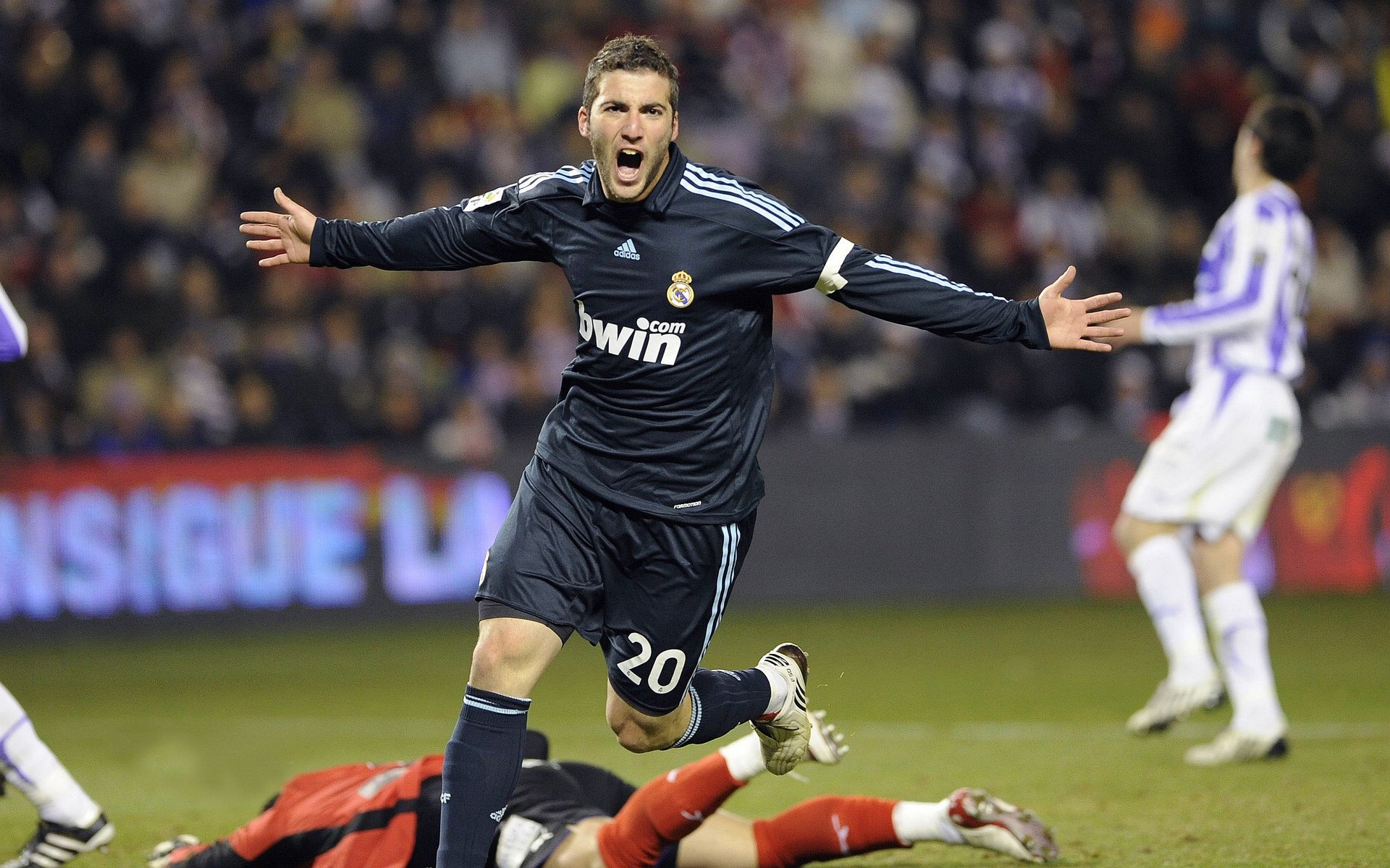 绿茵交响曲,当波兰铁骑遇上佛罗伦萨紫百合,姆巴佩如何以节奏大师之姿引领全局